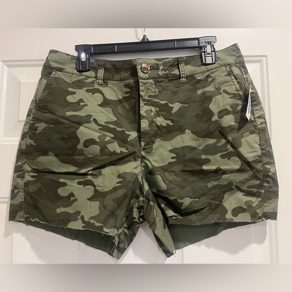 Old Navy camo shorts, new with tag, women’s size 10 - Picture 1 of 3